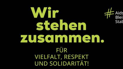 Blaue Schrift auf schwarzen Hintergrund: Wir stehen zusammen. F&uuml;r Vielfalt, Respekt und Solidarit&auml;t! Hashtag Aidshilfe Bleibt Stabil. Deutsche Aidshilfe