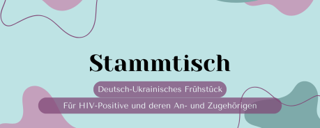 Hellblauer Hintergrund. Davor sind oben und unten verschiedene Formen in rosa und türkis. Es ziehen sich schnörkelige Linien über das Bild. In der Mitte steht "Stammtisch. Deutsch-Ukrainisches Frühstück. Für HIV-Positive und deren An- und Zugehörigen"