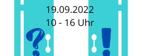 Weißer Untergrund und eine türkisfarbene offene Tür im Hintergrund. Im Vordergrund steht "Tag der offenen Tür in der Aidshilfe Westsachsen. 19.09.2022 10-16 Uhr Umschauen, Erfahren, Mitnehmen."