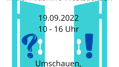Weißer Untergrund und eine türkisfarbene offene Tür im Hintergrund. Im Vordergrund steht "Tag der offenen Tür in der Aidshilfe Westsachsen. 19.09.2022 10-16 Uhr Umschauen, Erfahren, Mitnehmen."